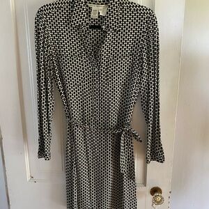 Max Studio Black and White Geometric Long Sleeve Dress